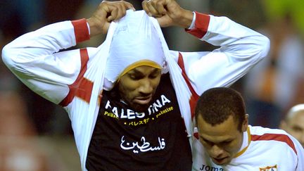 Fr&eacute;d&eacute;ric Kanout&eacute;, alors&nbsp;attaquant du FC S&eacute;ville,&nbsp;f&ecirc;te son but en d&eacute;voilant un tee-shirt de soutien &agrave; la Palestine, le 7 janvier 2009, lors d'un match FC S&eacute;ville-Deportivo&nbsp;La&nbsp;Corogne. (CRISTINA QUICLER / AFP)