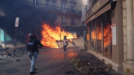 Des journalistes couvrant la manifestation parisienne du 1er-Mai 2022. (THOMAS COEX / AFP)