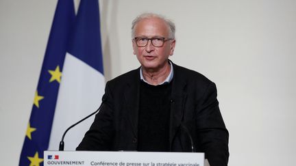 L'immunologue Alain Fischer lors d'une conférence de presse sur la campagne de vaccination contre le Covid-19, le 3 décembre 2020, à Paris. (BENOIT TESSIER / AFP)