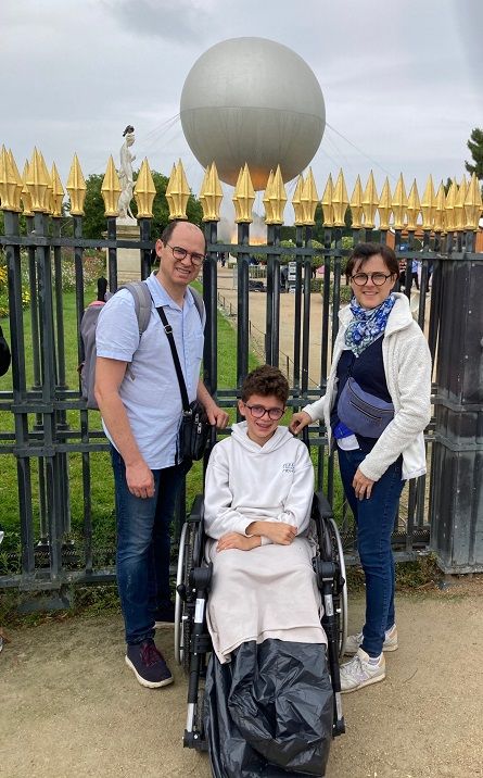 Noémie, Xavier et leur fils Baptiste, venus à Paris pour la cérémonie d'ouverture des Jeux olympiques à Paris, espéraient voir de près la flamme avant de rentrer à Chambéry, le 27 juillet 2024. (FRANCEINFO / BENOIT JOURDAIN)