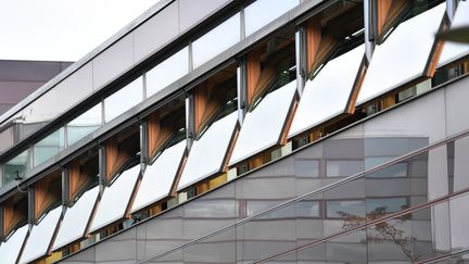 Des fenêtres d'une école de Munich (Allemagne), ouvertes pour&nbsp;permettre le renouvellement de l'air et éviter la diffusion du coronavirus, le 30 septembre 2020.&nbsp; (FRANK HOERMANN / SVEN SIMON / AFP)