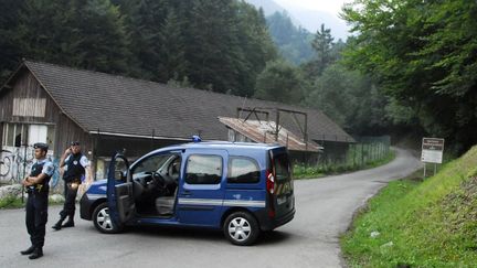 Des gendarmes &agrave; proximit&eacute; du lieu o&ugrave; quatre personnes ont &eacute;t&eacute; tu&eacute;es par balles, pr&egrave;s de Chevaline (Haute-Savoie),&nbsp;le 5 septembre 2012. (JEAN-PIERRE CLATOT / AFP)