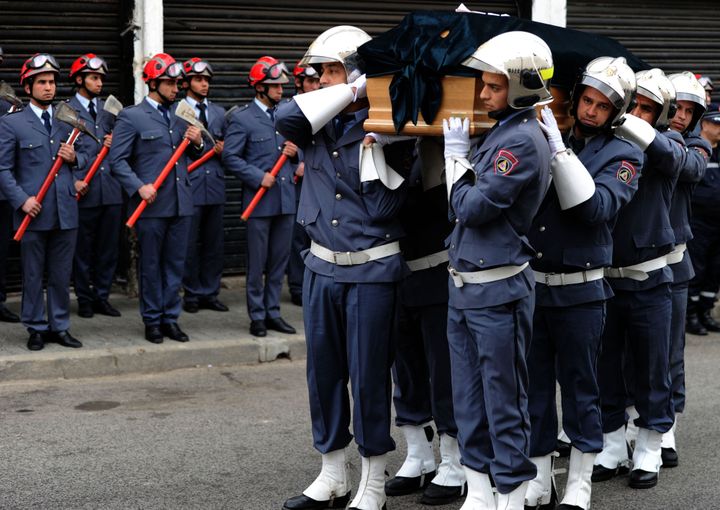 A Alger, des pompiers portent le cercueil de Roger Hanin (13 février 2015)
 (Farouk Batiche / AFP)