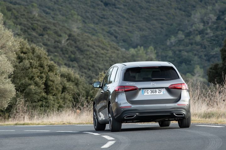 L'arrière caractéristique d'une Mercedes pour ce monospace compact. (CLEMENT CHOULOT MERCEDES pour FRANCE INFO)