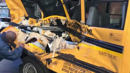 La camionnette a terminé sa course dans un bus de ramassage scolaire. (SOCIAL MEDIA / REUTERS)