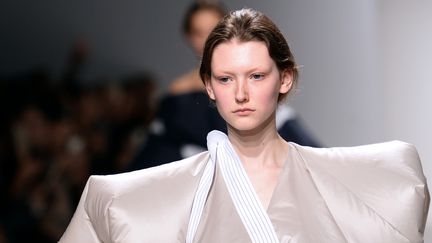 Hussein Chalayan printemps-été 2017, à Paris
 (BERTRAND GUAY / AFP)