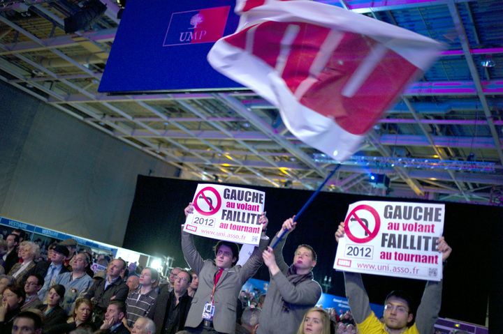 Des militants UMP brandissent des pancartes attaquant la gauche, lors du conseil national de leur parti, le 28 janvier 2012 &agrave; Paris. (LIONEL BONAVENTURE / AFP PHOTO)