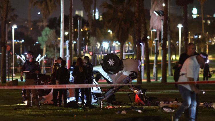 Police officers at the scene of the attack in Tel Aviv, Israel, on April 7, 2023. (OREN ZIV / AFP)