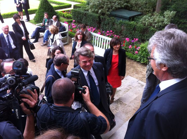 Gilbert Collard arrive pour faire sa première entrée dans l'Hémicycle.. (FTV)