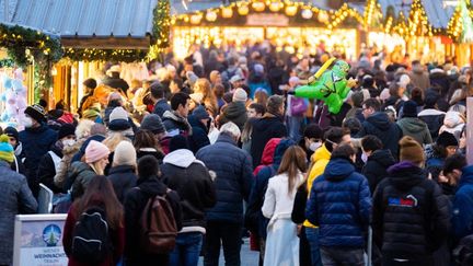 Le marché de Noël de Vienne, devant l'hôtel de ville de la capitale autrichienne, le 12 novembre 2021, pendant la pandémie de Covid-19. (GEORG HOCHMUTH / APA / AFP)