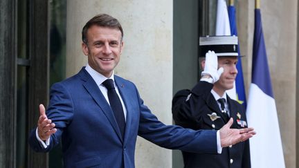 Emmanuel Macron sur le perron de l'Elysée, le 27 juillet 2024. (LUDOVIC MARIN / AFP)