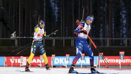 Julia Simon (droite) pour la France et Ella Halvarsson (gauche) pour la Suède lors du relais mixte simple, le 30 novembre 2024 à Kontiolahti (Finlande). (MINNA RAITAVUO / LEHTIKUVA / AFP)