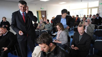 Tout au long de sa marche, le d&eacute;put&eacute;, aid&eacute; par son assistante et des b&eacute;n&eacute;voles, organise des r&eacute;unions publiques. "Partout, les gens me disent : &ccedil;a va p&eacute;ter." (  MAXPPP.)