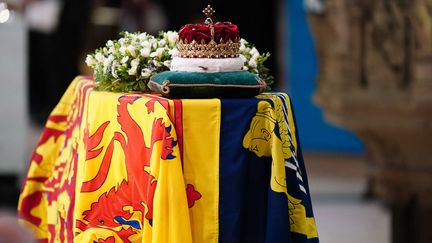 La couronne d'Ecosse est installée au sommet du cercueil de la reine Elizabeth II dans la cathédrale Saint-Gilles à Édimbourg,&nbsp;le 12 septembre 2022. (JANE BARLOW / POOL / AFP)