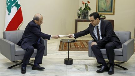 Le Premier ministre libanais Hassan Diab tend la démission de son gouvernement au président Michel Aoun à Beyrouth, le 10 août 2020. (AFP PHOTO / HO / DALATI AND NOHRA)