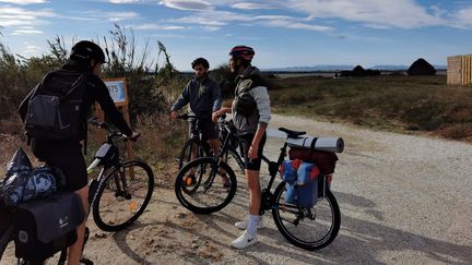 Gautier est parti en vélo-trip avec deux de ses amis dans les Pyrénées-Orientales, tentes pliées et accrochées aux deux-roues. (LEO TESCHER / RADIO FRANCE)