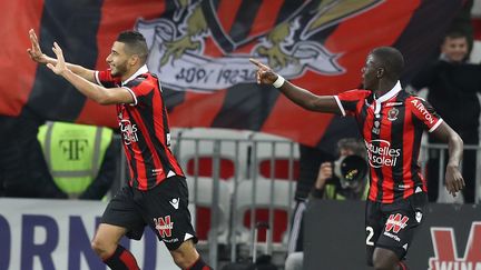 Younès Belhanda (à gauche) et Malang Sarr (à droite) lors de la probante victoire de l'OGC Nice contre Toulouse (3-0), le 4 décembre 2016. (VALERY HACHE / AFP)