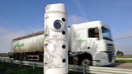 Un camion passe devant une borne &eacute;cotaxe, le 16 novembre 2013 &agrave; Lisieux (Calvados). (PHILIPPE HUGUEN / AFP)