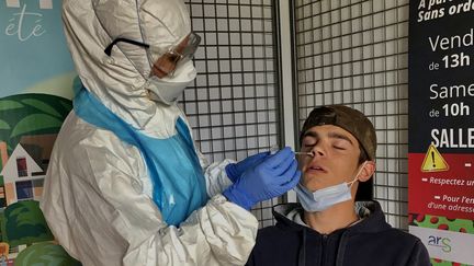 Un jeune homme se fait&nbsp;tester au Covid-19 à Vichy (Allier), le 29 août 2020. Photo d'illustration. (MICKAËL CHAILLOUX / RADIO FRANCE)