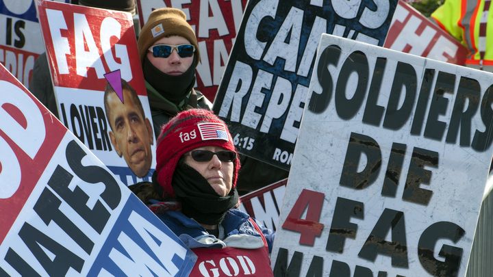 Des membres de la Westboro Baptist Church d&eacute;noncent le mariage des homosexuels, lors d'une manifestation &agrave; Washington (Etats-Unis), le 21 janvier 2013. (THE WASHINGTON POST / GETTY IMAGES)