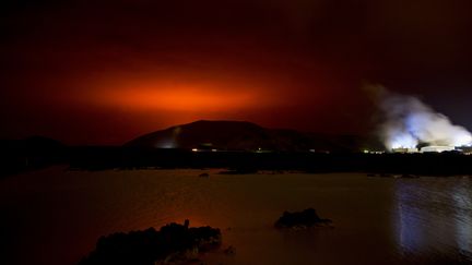 Des images du ciel de&nbsp;Reykjavik après l'éruption volcanique du volcan&nbsp;Fagradalsfjall, vendredi 19 mars 2021.&nbsp; (HALLDOR KOLBEINS / AFP)