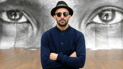 Le photographe français JR le 27 février 2014 devant une de ses oeuvres exposée au musée Frieder Burda à Baden-Baden
 (ULI DECK / DPA / DPA PICTURE-ALLIANCE/AFP)