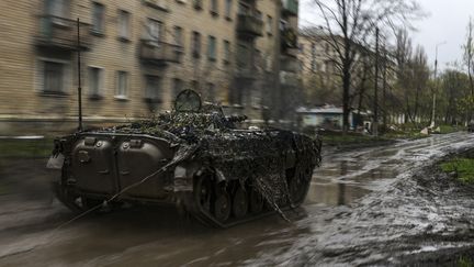 Un blindé de l'armée ukrainienne lors d'un entraînement près du front de Bakhmout (Ukraine), le 13 avril 2023. (MUHAMMED ENES YILDIRIM / ANADOLU AGENCY / AFP)