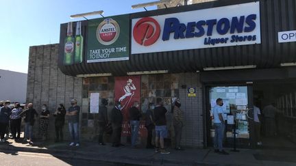 File d'attente devant un magasin de spiritueux de Port-Elizabeth en Afrique du Sud, le 25 août 2020. La panique s'est emparée des consommateurs suite à une rumeur annonçant le retour de l'interdiction de la vente d'alcool. (Herald Live)