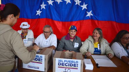 Un bureau de vote du référendum organisé par l'opposition, le 16 juillet 2017 à Caracas (Venezuela). (MANAURE QUINTERO / DPA / AFP)