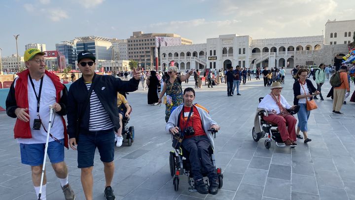 Des personnes en situation de handicap visitent le Souq Waqif de Doha (Qatar), le 12 décembre 2022. (RAPHAEL GODET / FRANCEINFO)