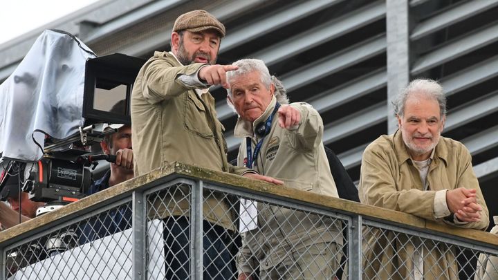 Kad Merad, Claude Lelouch et Raphaël Mezrahi lors du tournage sur le circuit des des 24 heures du Mans (PHOTOPQR/OUEST FRANCE/MAXPPP)