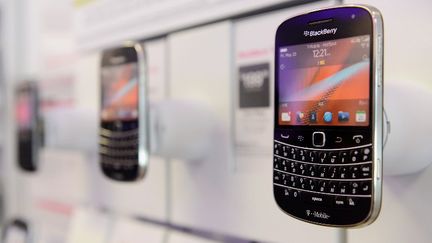 Un smartphone BlackBerry dans une boutique de Los Angeles (Etats-Unis), le 28 juin 2012. (KEVORK DJANSEZIAN / GETTY IMAGES NORTH AMERICA)