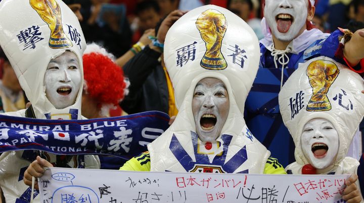 Ces supporters japonais portent une tenue non identifi&eacute;e, lors du match contre la C&ocirc;te d'Ivoire, samedi 14 juin &agrave; Recife (Br&eacute;sil). (STEFANO RELLANDINI / REUTERS)