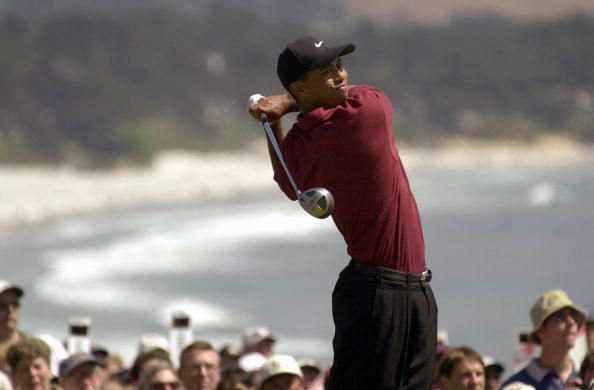 18 juin 2000 à Monterey, Tiger Woods sur le 14e trou durant le round final du 100e US Open à Pebble Beach, en Californie.&nbsp; (MATTHEW STOCKMAN / GETTY IMAGES NORTH AMERICA)