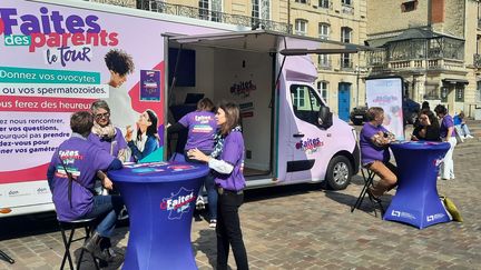 L'Agence de la biomédecine a lancé un tour de France pour sensibiliser au don de gamètes, comme ici à Caen, où la campagne a démarré mercredi 18 septembre. (SANDRINE ETOA-ANDEGUE / FRANCEINFO)