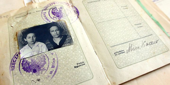 Le passeport de Mina Kacew, délivré en 1925, avec son fils Roman Kacew, 11 ans (Romain Gary)
 (PETRAS MALUKAS / AFP)