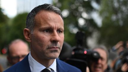 L'ancien joueur de Manchester United, Ryan Giggs, à la sortie du tribunal de Manchester le 31 août 2022. (OLI SCARFF / AFP)