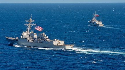 Un destroyer américain et une frégate égyptienne lors d'un exercice commun en mer Rouge, le 7 février 2022. (THEOPLIS STEWART II / UNITED STATES NAVAL FORCES CENTRAL COMMAND / U.S 5TH FLEET / AFP)