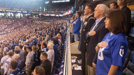 Le vice-président américain Mike Pence et son épouse Karen Pence assistent à un match de football à Indiannapolis (Etats-Unis), le 8 octobre 2017. (SOCIAL MEDIA / REUTERS)