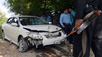 Le v&eacute;hicule du procureur Chaudhry Zulfiqar, assassin&eacute; par des hommes arm&eacute;s, le 3 mai 2013, &agrave; Islamabad (Pakistan). (AAMIR QURESHI / AFP)