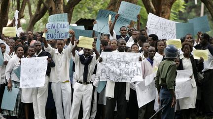 Manifestation des médecins et infirmières dans les rues de Harare, la capitale du Zimbabwe, contre la misère des hôpitaux du pays, le 18 novembre 2008. (PHILIMON BULAWAYO / X02381)