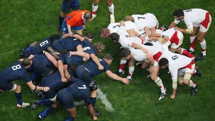 Les m&ecirc;l&eacute;es fran&ccedil;aise et anglaise se font face, &agrave; Saint-Denis, le 13 octobre 2007. (PATRICK KOVARIK / AFP)