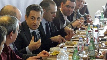 Nicolas Sarkozy à la cantine avec des salariés d'Alstom (21 février 2012) (STEPHANE MAHE / POOL / AFP)