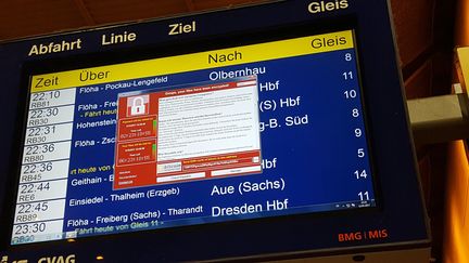 Un panneau d'affichage de la gare de Chemnitz (Allemagne), bloqué par le "rançongiciel" Wannacry, le 12 mai 2017. (P. GOETZELT / DPA / AFP)