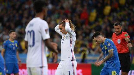 Antoine Griezmann face à l'Ukraine dans le stade olympique de Kiev, le 4 septembre (FRANCK FIFE / AFP)