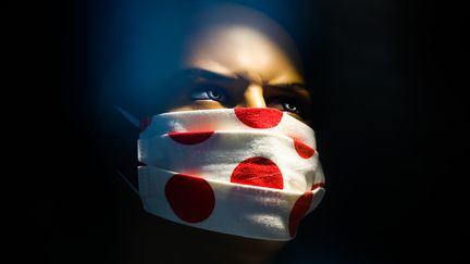 Un masque en tissu sur un mannequin d'une boutique de mode en Pologne le 29 avril 2020 (BEATA ZAWRZEL / NURPHOTO)