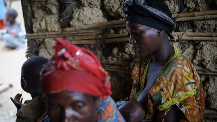 Une r&eacute;fugi&eacute;e congolaise donnant le sein &agrave; son b&eacute;b&eacute;, &agrave; Katoyi, dans la r&eacute;gion du Nord-Kivu, en R&eacute;publique d&eacute;mocratique du Congo, le 4 juin 2012. (PHIL MOORE / AFP)