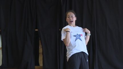 Sunny Choi en plein cours de breakdance au lycée Juliette Récamier de Lyon. (France 3 Rhône-Alpes : F. Llop / M. Boudet / G. Bessaa)