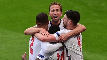 La joie d'Harry Kane et de ses coéquipiers anglais après le but de Raheem Sterling contre la République tchèque, mardi 22 juin. (NEIL HALL / AFP)