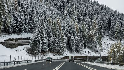 Une route de montagne en Suisse, le 15 octobre 2015. (ALEXANDER VILF / RIA NOVOSTI / AFP)